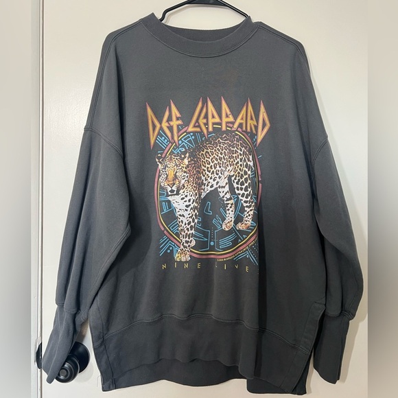 Abercrombie & Fitch Sweaters - Abercrombie oversized Def Leppard crew neck sweatshirt